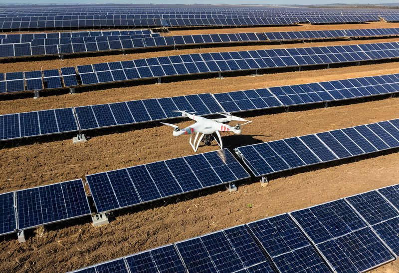 Dron con cámara térmica sobre placas solares — Termografía